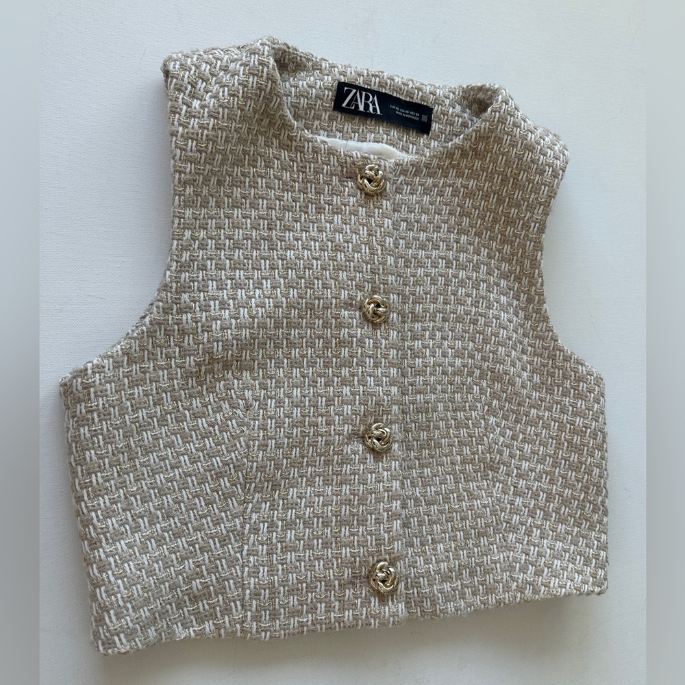 Zara women’s Beige Textured Sleeveless vest.  Size XS.